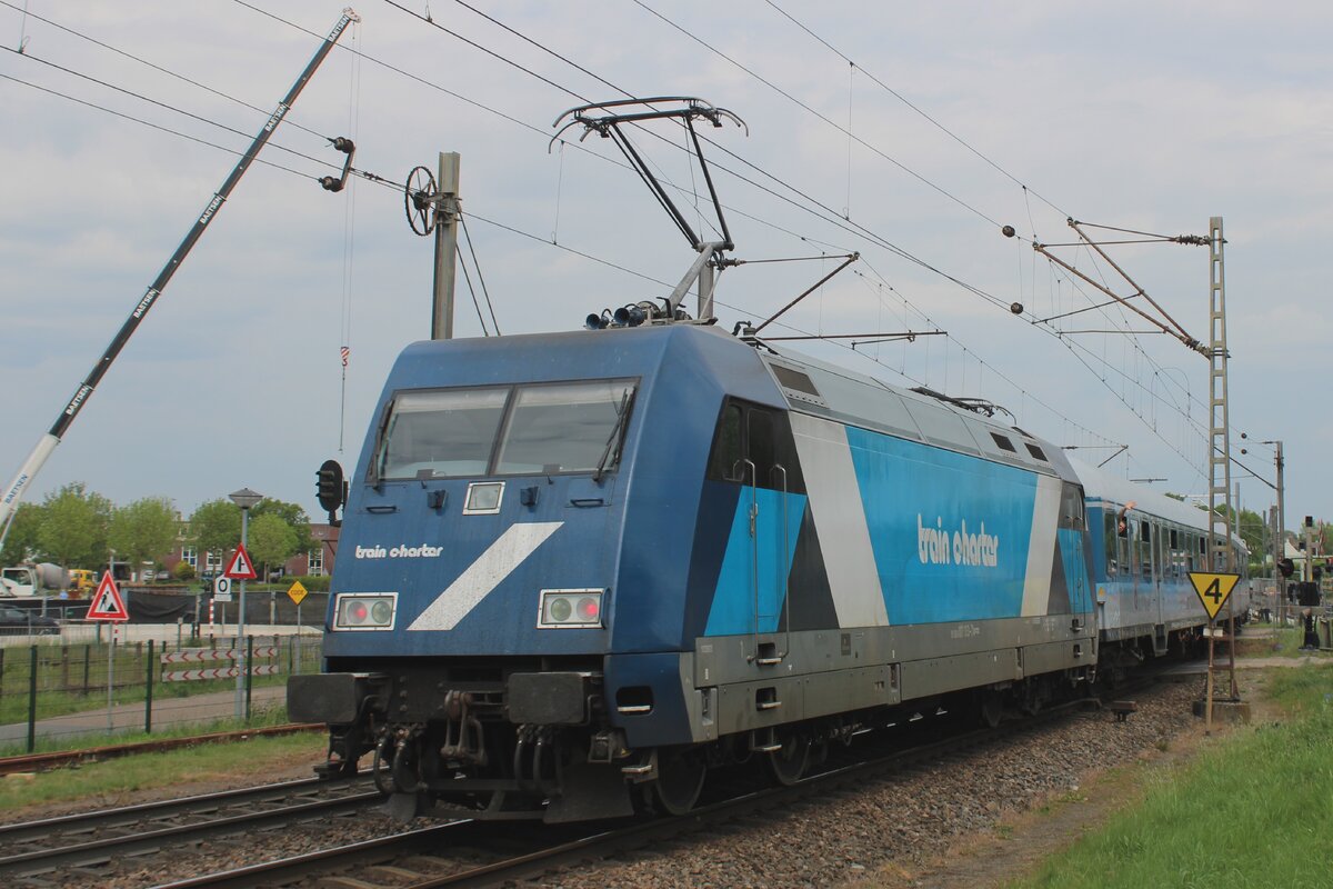 Ersatzzug für fehlende Eurobahn-Leistungen: TCS 103003 (ex 101 133) schiebt der RB aus Wüppertal durch Venlo-Vierpaardjes am 2 Mai 2025. 