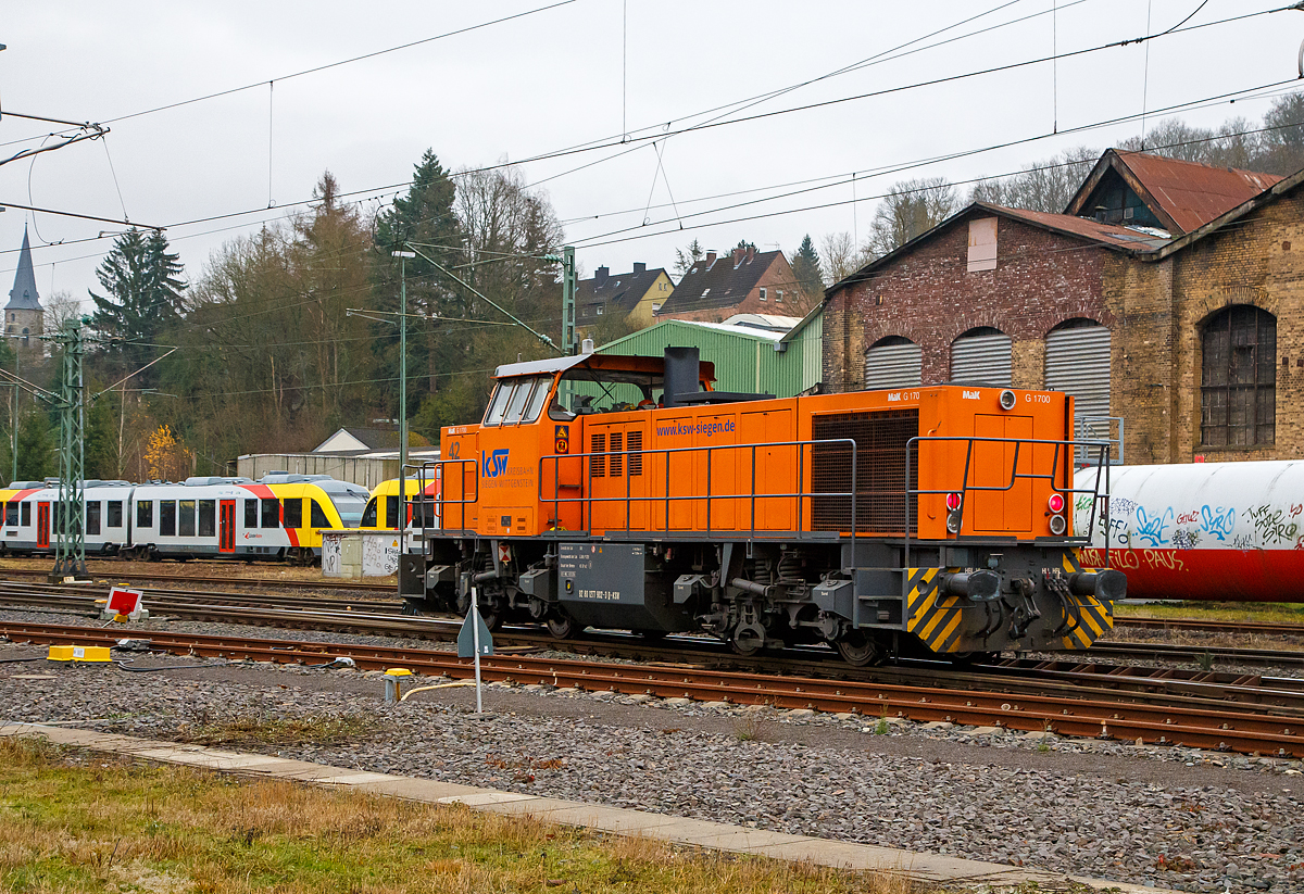 Erst dachte schon warum darf sie nicht umsetzen, aber nein sie musste warten weil sie wieder als Lz nach Herdorf wollte....
Die KSW 42 (92 80 1277 902-3 D-KSW), eine Vossloh MaK G 1700 BB, fährt am 14.12.2021 als Lz nun nach Herdorf.
