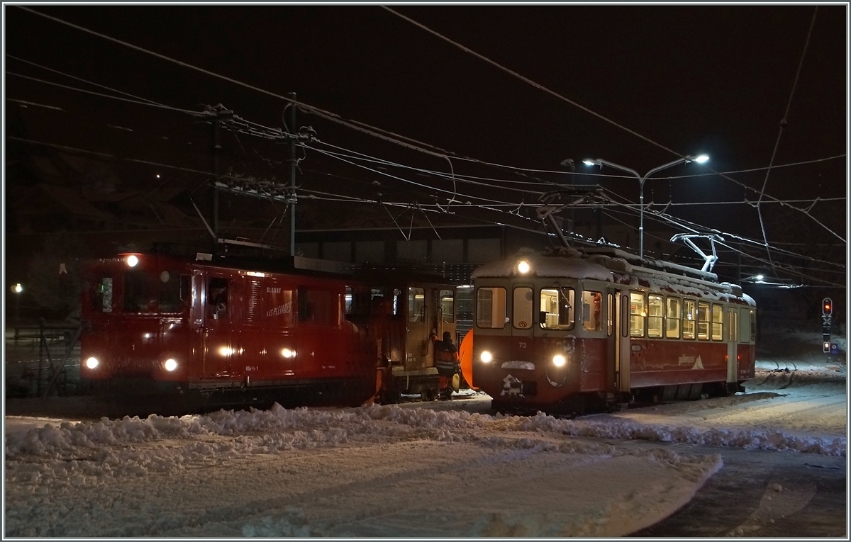 Erst hatte ich ich die Idee, Blitzlichtaufnahmen zu machen. Doch da ich den betreffenden Knopf nicht fand behalf ich mich anderweitig und  darf  nun dafür das Bild hier einstellen: 
HGe 2/2 mit dem Xrot 91 wartet (trotz Spitzenlicht am Zugschluss) auf die Abfahrt Richtung Les Pléiades und auf Gleis 2 der BDeh 2/4 73 auf Fahrgäste, welche mit dem ersten Zug Richtung Vevey fahren wollen.
27. Jan. 2015 