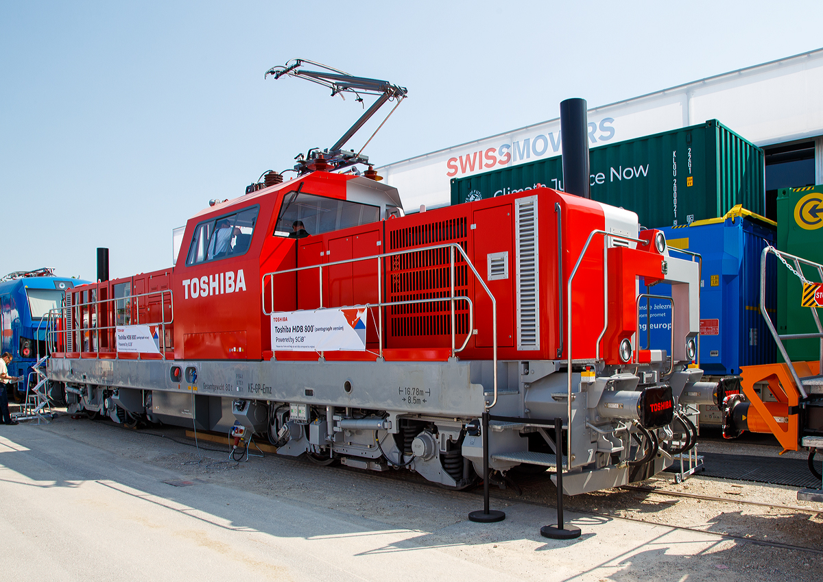 
Erste �ko-Lok aus Kiel ist fertig........
Der japanische Toshiba-Konzern hat den ersten messe-tauglichen Prototypen, die Hybrid-Speicher-Lokomotive Toshiba HDB 800, fertiggestellt und auf der „Transport Logistic“ in M�nchen vorgestellt (hier 05.06.2019). Das �ko-Kraftpaket, kann sowohl mit Diesel als auch mit Strom aus Akku und Oberleitung fahren.

Bitte beachten Sie: Rahmen und Drehgestelle entsprechen nicht vollst�ndig dem Original (Please note: Frame and boggies do not fully correspond to orginal). Hier wurden wohl noch der Rahmen und Drehgestelle von einer Schalke SDE1800 verwendet.

Der Prototyp wurde in Kiel-Friedrichsort (ehemalige MaK bzw. Vossloh Gel�nde) fertiggestellt. Um die Serienfertigung bewirbt sich auch das DB Ausbesserungswerk Rostock.

Dass sowohl Kiel als auch Rostock so vehement um die Serienfertigung der Toshiba-Lok k�mpfen, liegt auch an der schwindelerregenden Gr��enordnung des imagetr�chtigen Gesch�ftes. Denn es geht nicht nur um die 100 (je 50 St�ck DB Cargo und Railpool)fest bestellten Fahrzeuge im Wert von rund 260 Millionen Euro, sondern auch um Optionen �ber weitere 260 der abgasarmen G�ter- und Rangier-Lokomotiven. Das finanzielle Gesamtvolumen des Projektes geht in den Milliardenbereich.

Mit der „HDB 800“ pr�sentiert der japanische Toshiba-Konzern seine erste Speicher-Hybrid-Lokomotive f�r den europ�ischen Markt. Das Besondere an der 1.500 PS starken Rangier- und G�terzuglok ist, sie verf�gt �ber eine sehr umweltschonende Antriebstechnologie. Der extrem starke Akku kann nicht nur per Oberleitung oder Dieselmotor aufgeladen werden, sondern auch �ber die Umwandlung von Bremsenergie. Durch diese Technik sollen die Fahrzeuge 50 Prozent weniger Treibstoff verbrauchen und 70 Prozent weniger Abgase erzeugen. 

Vorgesehene TECHNISCHE DATEN:
Name:   T-HDB800
Max. Leistung am Rad: 750 kW
H�chstgeschwindigkeit: 100 km/h
Diesel-Motorleistung: 2 x 471 kW
Antriebsmotoren: 4 St�ck Permanentmagnet-Synchronmotor
Traktionsbatterie: 2 St�ck SCiB mit je 61,8 kWh

Hier wurde die Lok in Pantograf-Version vorgestellt, ob sie in der Serie einen besitzt ist fraglich.
