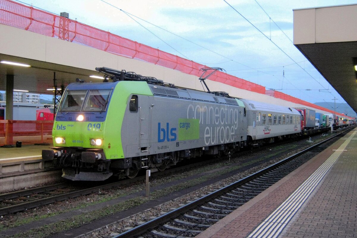 Es ist Abends geworden am 24 September 2010 wann BLS 485 019 samt KLV Basel Badischer Bahnhof durchfahrt nach Weil-am-RHein.