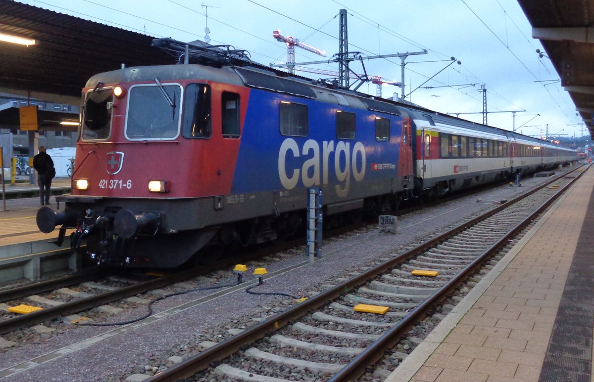 Es fangt an, dunkeln zo worden in Singen (Hohentwiel) mit 421 371 am 1 Jänner 2019.