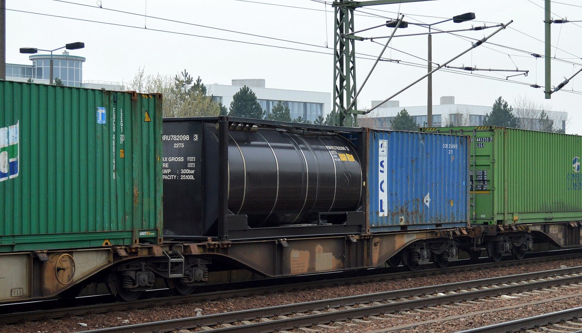 Es gibt auch viele Container, in diesem Fall Tankcontainer bei denen eine Firma nicht ohne weiteres erkennbar ist, daneben ein SCL Container der Fa SCL Container Line Speditions GmbH aus Hamburg, 01.04.14 Bhf. Flughafen Berlin-Schönefeld.