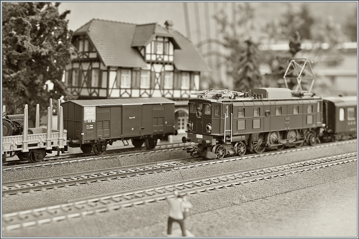 Es gibt Bilder die faszinieren. Ein solches Bild fand ich im Archiv der SBB. Es wurde am 4. Oktober 1944 aufgenommen und zeigt neben der im Bahnhof von Büren eintreffenden Ae 3/6 II mit ihrem Reisezug einen etwas ungewöhnlichen Güterwagen italienischer Herkunft. Von der Faszination des Bildes angestachelt, besorgte ich mir den Güterwagen und stellte das Bild andeutungsweise im Modell dar. Stimmig dabei ist der Flachwagen links im Bild, wie ein weiteres Archivbild mit der Ae 3/6 II zeigt. Die Märklin H0 Ae 3/6 II 10456 erreicht mit ihrem Liliput Mitteleinstiegwagen den Bahnhof und auf dem Nebengleis steht der  internierte  SBB E 1 025 592 von A.C.M.E. 

26. April 2021