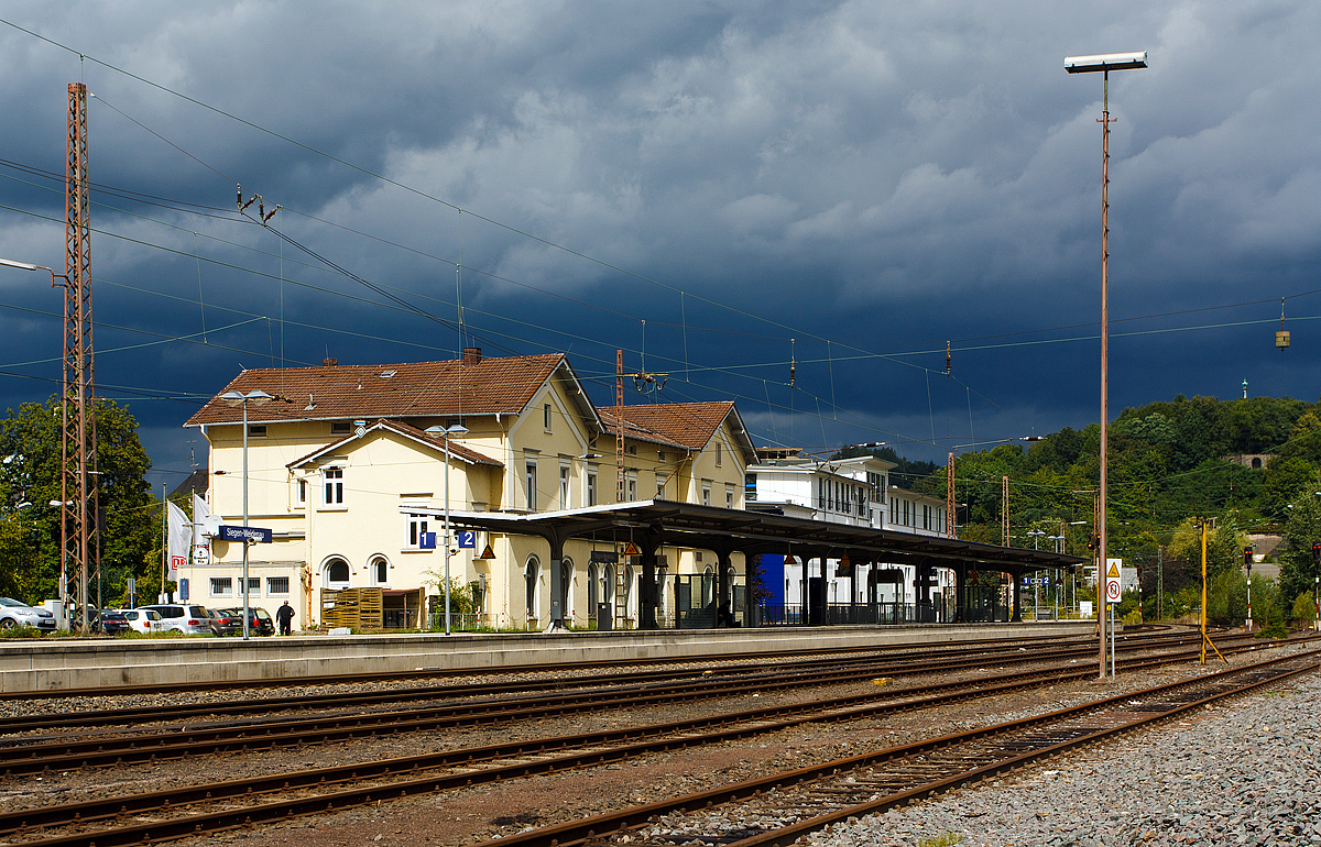 
Es gibt ein Sprichwort im Siegerland: In Weidenau, in Weidenau da ist der Himmel blau...Das sah heute aber heute (19.08.2014) nicht so aus. 

Blick auf den Bahnhof Siegen-Weidenau (früher Hüttental-Weidenau).