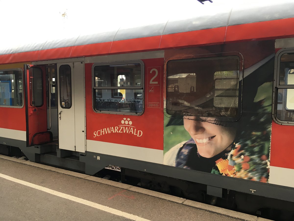 Es gibt ihn immer noch...

... den Freiburger N Wagen mit der Schwarzwald Werbung, auch wenn sie bestimmt schon mal besser ausgesehen hat als am 20.03.17 

31-34 360