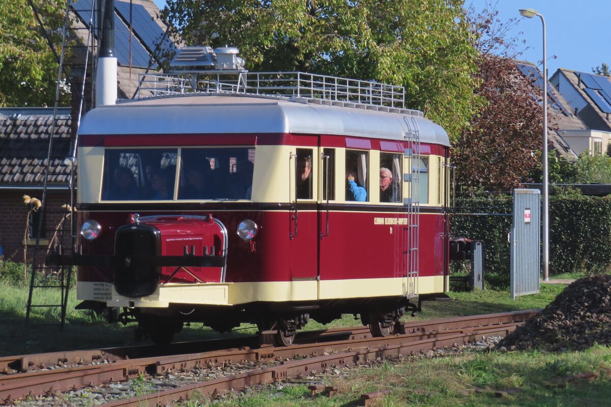 Es gibt sogar mindestens ein Schweineschn�utschen in die Nidederlande und es betrifft MBS-25 (ex 11 der Kleinbahn Delmenhorst-Harpstedt) der hier Ausfahrt hat aus Haaksbergen am 14 Oktober 2023 bei der Herbstdampftage der MBS. 
