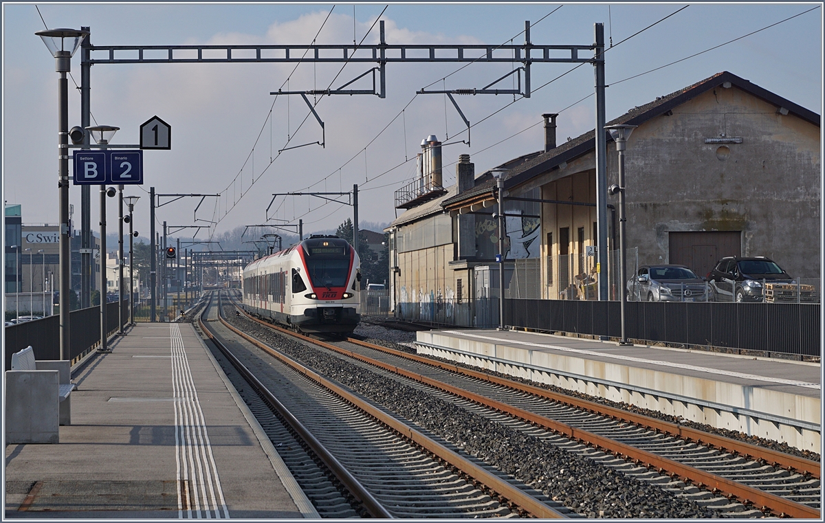 Es hat etwas länger gedauert als geplant, aber nun fährt jede Halbe Stunde ein TILO Zug von Mendrisio nach Varese; das Bild zeigt den in Stabio eintreffenden TILO RABe 524 014 als S 40 von Varese nach Albate-Camerlata.
16. Jan. 2018