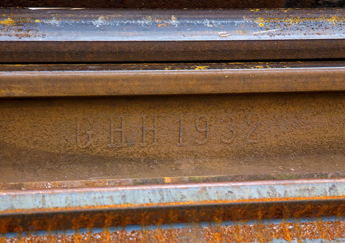 
Es hat schon seinen Grund warum das Gleis der Hellertalbahn (KBS 462) zwischen Herdorf und Neunkirchen erneuert wird:
Eine alte S 49 Schiene von 1932 gewalzt von der ehemaligen GHH (Gutehoffnungshütte, Aktienverein für Bergbau und Hüttenbetrieb in Oberhausen), am 14.10.2020 im Bahnhof Herdorf.
