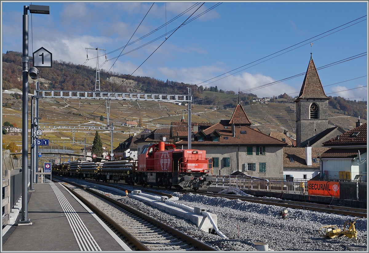 Es könnte sein, dass die SBB Am 843 009-2 in Cully auf dem Gleis 3 mit den am Wochenende abmontierten Schienen des Gleises 2 unterwegs ist.

8. Nov. 2021
