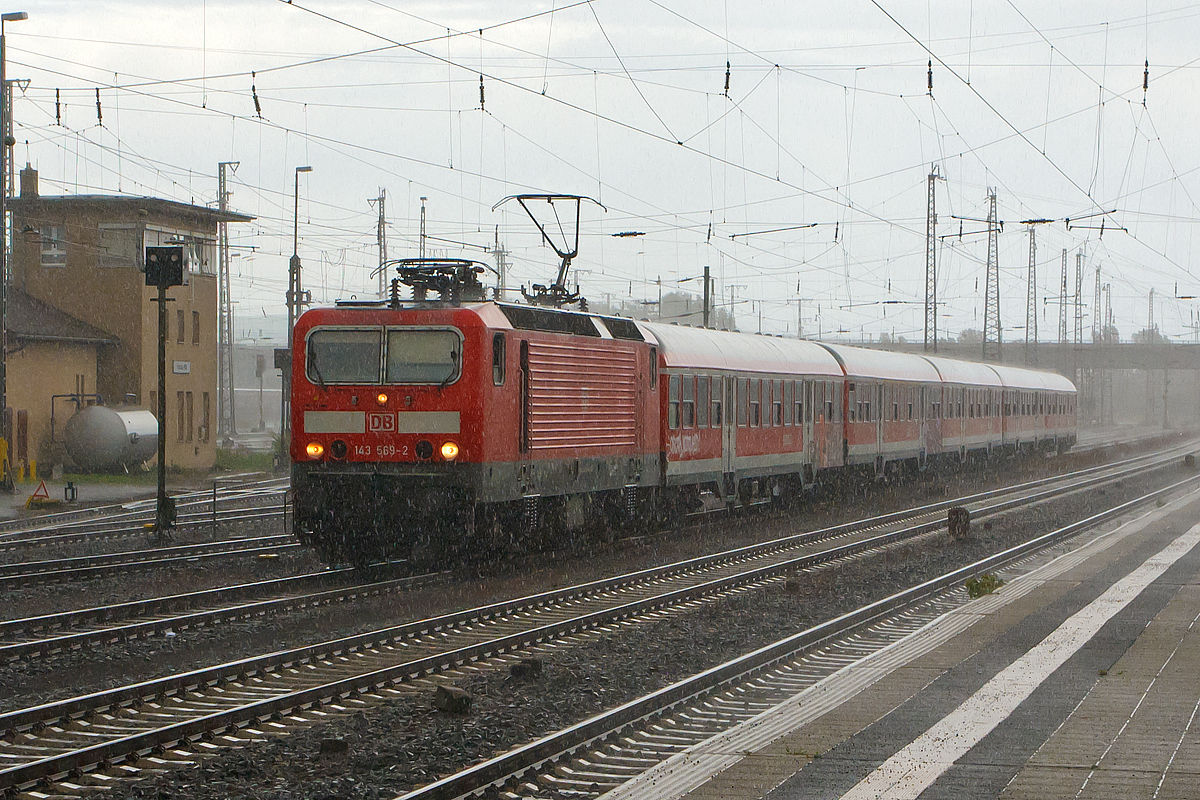 
Es schütte nun wie aus Eimer....
Die 143 569-2, ex DR 243 569-1, ist am 18.08.2014 mit n-Wagen (ex Silberlinge), beim Hauptbahnhof Hanau abgestellt.