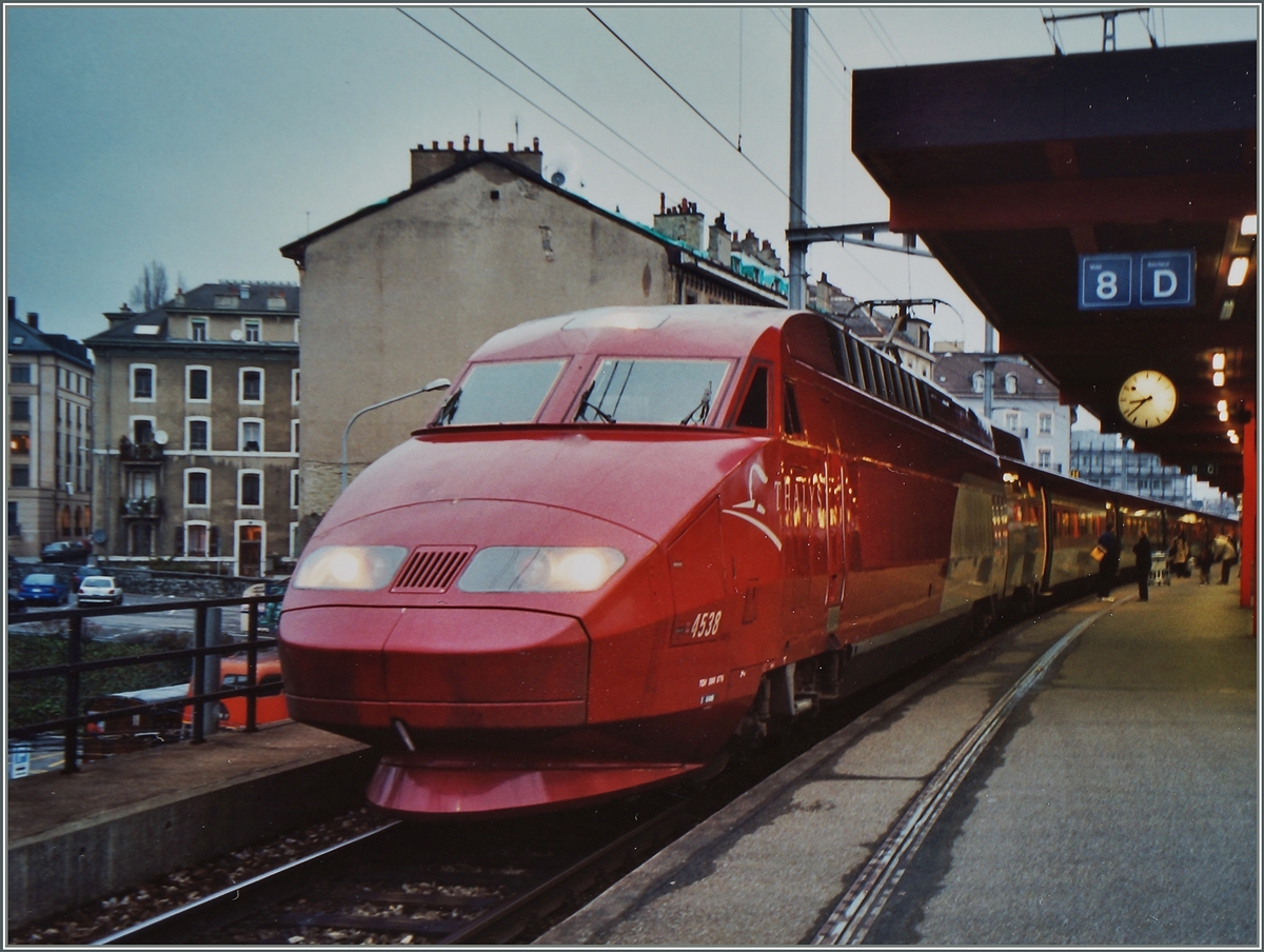 Es war einmal... Da konnte man direkt mit dem Thalys von Gen�ve bis nach Bruxelles fahren. Hier wartet der Thalys 4538 am 13. Jan. 2002 in Gen�ve auf die Abfahrt.