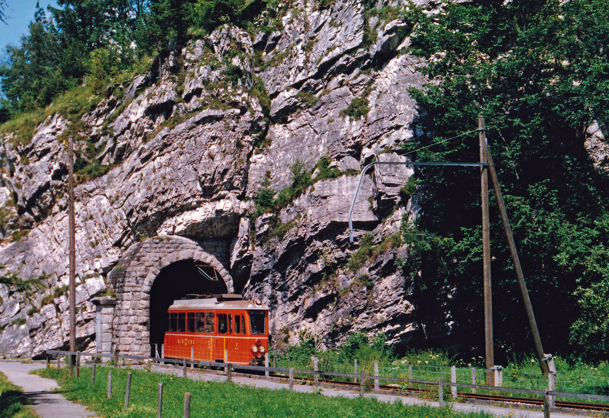 Es war einmal.........
Nein, hier handelt es sich keineswegs um ein Märchen.
Es war einmal die Meiringen-Innertkirchen-Bahn. Die kleine Bahn mit einer Streckenlänge von 4,99 km hat ihren Betrieb am 1. August 1926 aufgenommen.
Auf den 1. Januar 2021 wird sie nun durch die Zentralbahn übernommen. Die Aufnahme vom MIB Be 4/4 7, ehemals OEG, auf der Fahrt nach Innertkirchen ist im Jahre 1981 entstanden.
Foto: Walter Ruetsch