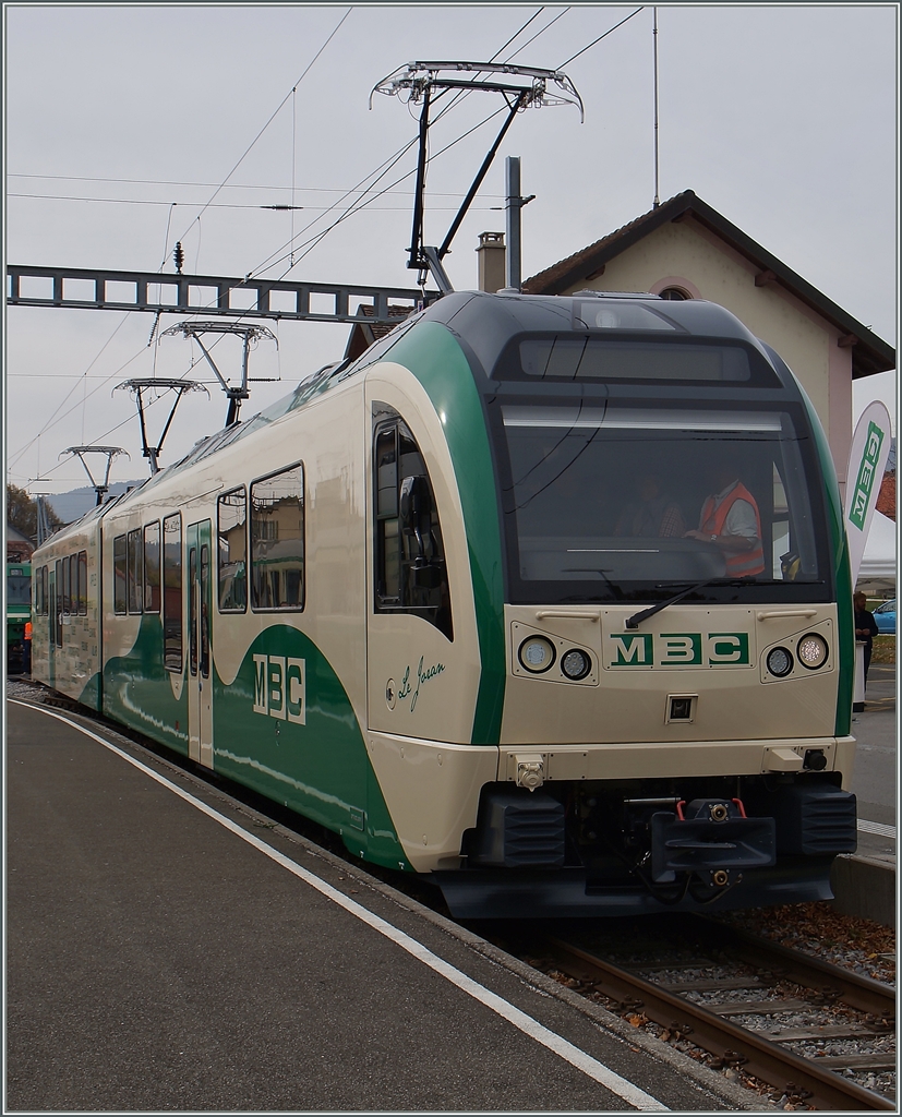 Es war etwas schwieg, in Bi�re den BAM SURF (S�rie Unifi�e Romande pour R�seau Ferr� m�trique) Be 4//4 + Be 4/4 31 und 32 ohne Beiwerk aufs Bild zu brignen. 
24. Okt. 2015