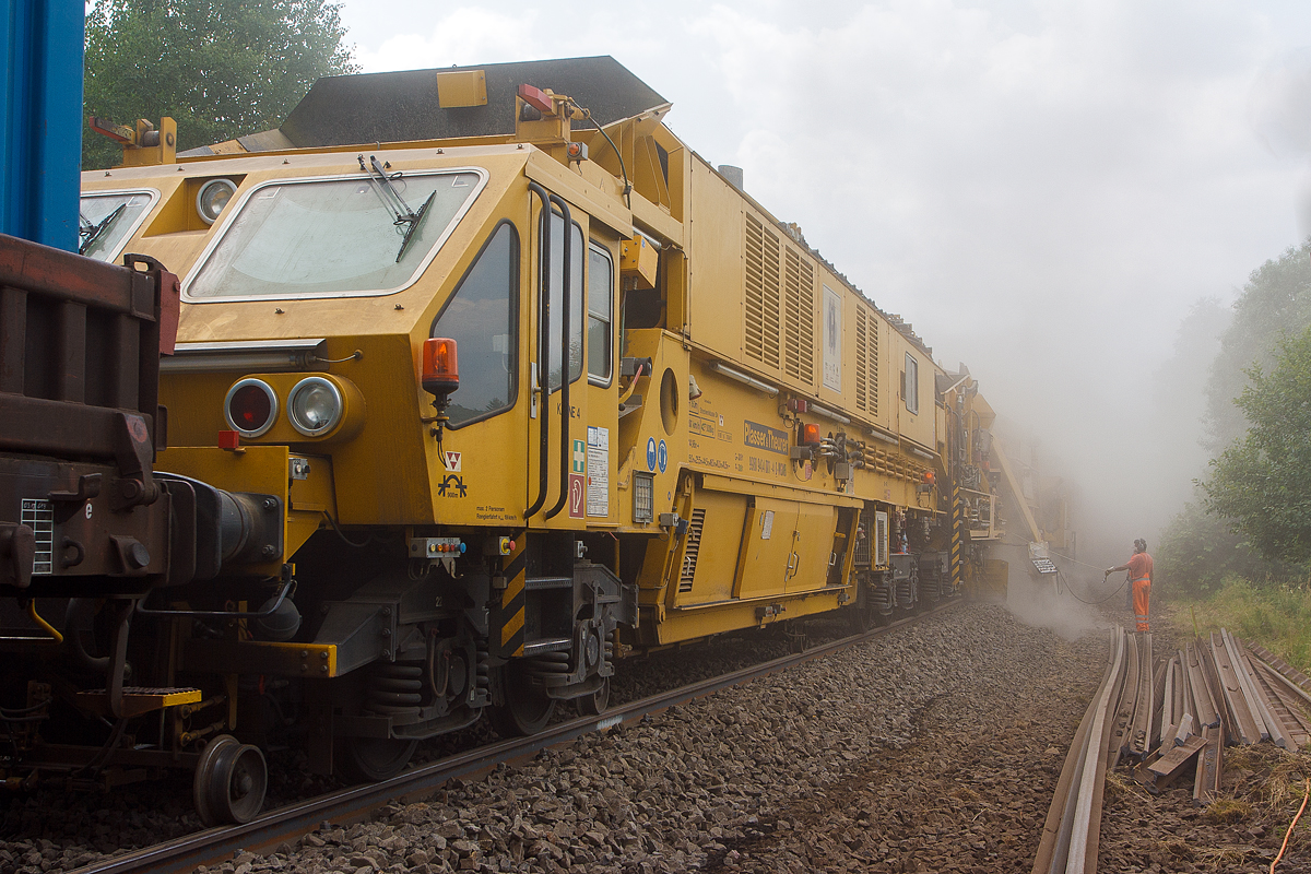Es war lange trocken, so staubt es schon gewaltig.
Im Einsatz auf der Hellertalbahn (KBS 462) bei Würgendorf am 15.07.2013: Die Plasser & Theurer Hochleistungs-Bettungsreinigungsmaschine RM 95-800 W, Schweres Nebenfahrzeug Nr. 99 80 9414 001-4 D-MWGB, der MGW Gleis- und Weichenbau-Gesellschaft mbH & Co. KG (Berlin). Es war lange trocken, so staubt es schon gewaltig. Der Schotter wurde nicht gewaschen. Die Maschine war hier auch ohne Wasserkläranlage (99 80 9510 002 – 6) und Wasserwagen (37 80 4961 099 – 1) im Einsatz.

Die Grundmaschine wurde 2010 von Plasser & Theurer unter den Fabriknummern 5221 bis 5224 gebaut, sie hat die VDM Nr. 99 80 9414 001-4 D-MWGB.