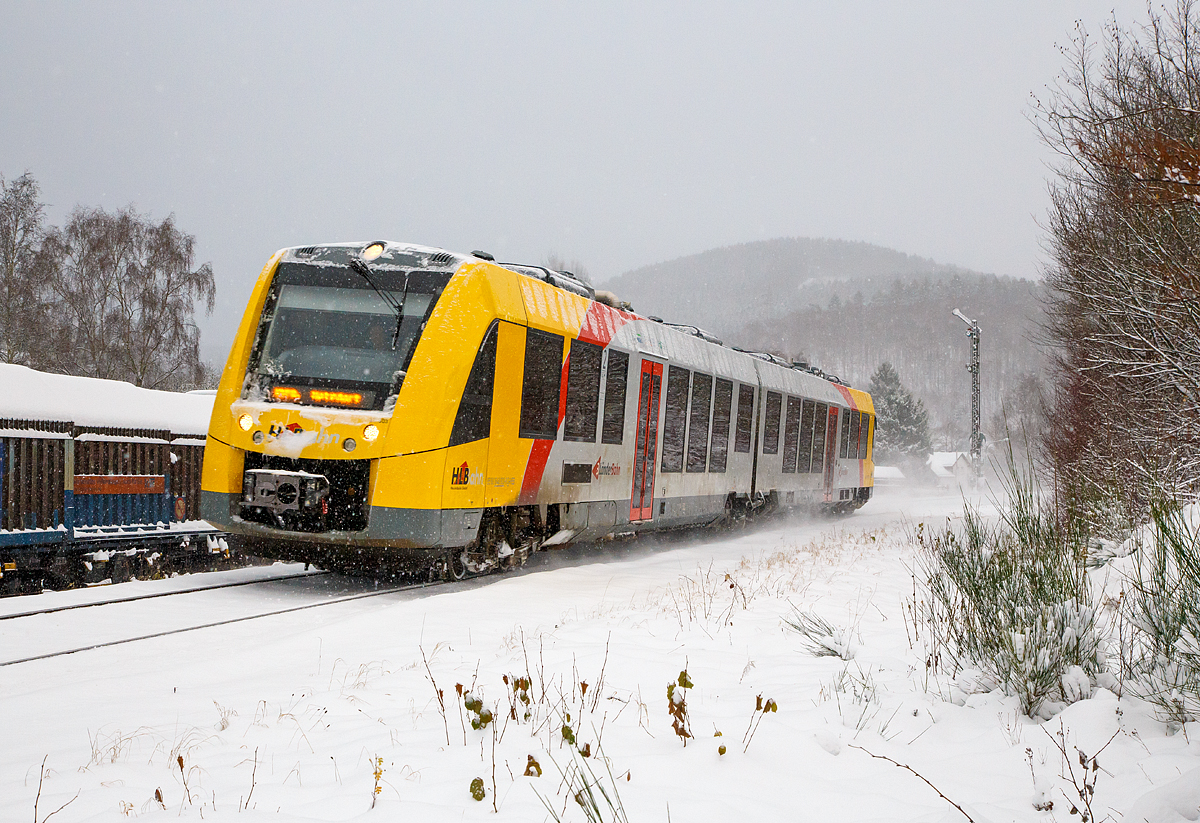 
Es ist Winter im Hellertal - Der VT 503 (95 80 1648 103-7 D-HEB / 95 80 1648 603-6 D-HEB) der HLB (Hessische Landesbahn GmbH), ein Alstom Coradia LINT 41 der neuen Generation, fährt am 10.12.2017 als RB 96  Hellertalbahn  (Umlauf  RB 61782) Dillenburg - Haiger - Neunkirchen - Herdorf - Betzdorf und erreicht bald den Bahnhof Herdorf.
