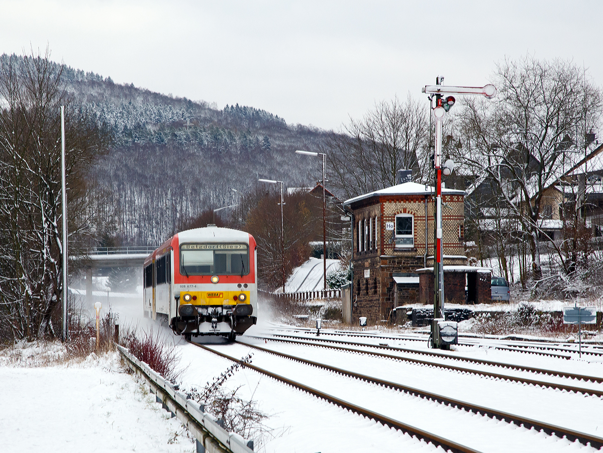 
Es ist Winter: Nun ist auch der Schnee im Hellertal angekommen....
Bedingt durch einen Defekt und Ausfalles eines Stadler GTW 2/6. der HLB, musste am einen Triebzug von der Westerwaldbahn (WEBA) anmieten.

Der Dieseltriebzug 928 677-4 / 628 677-7 der Westerwaldbahn (WEBA) fährt am 17.01.2016, als (HLB61768) RB 96  Hellertalbahn  nach Betzdorf/Sieg (Dillenburg - Haiger - Neunkirchen - Herdorf - Betzdorf), hier erreicht er nun bald den Bahnhof Herdorf.

Der Trieb-/Steuerwagen wurden 1994 von der Düsseldorfer Waggonfabrik AG, Düsseldorf (DUEWAG) unter den Fabrik-Nr. 91286/91287 gebaut und im Dezember 1994 an die Deutsche Bahn AG (BW Gießen) geliefert. Bereits zum 31.07.1995 wurde er an die WEBA verkauft, so war der Triebzug mal gerade etwas über 7 Monate bei der DB.

