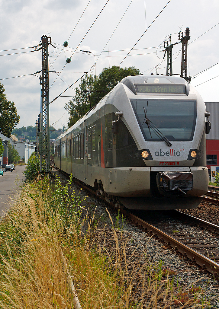 
ET 23 003   Werdohl  (94 80 0427 102-9 D-ABRN / 94 80 0827 102-5 D-ABRN / 94 80 0427 602-8 D-ABRN) ein 3-teiliger Stadler Flirt der Abellio Rail NRW hat gerade (am 26.07.2014) verlassen und erreicht gleich den Bahnhof Siegen-Weidenau. Er fährt als RE 16   Ruhr-Sieg-Express  die Verbindung Siegen - Kreuztal - Finnentrop - Hagen - Essen. 

Der Triebzug wurde 2007 bei Stadler Pankow GmbH in Berlin unter der Fabriknummer 34663 gebaut. 

Diese Fahrzeuge hat die Abellio über die CBRail Ltd. geleast. 