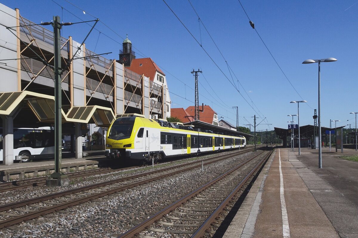 ET5.05 von Go-Ahead verl�sst Plochingen am 8 Juli 2022.