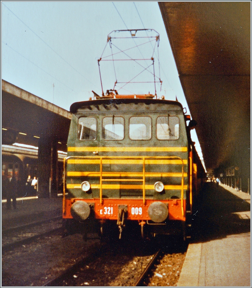 Etliche Kilometer südlich in Roma Termini konnte ich die E 321 009 fotografieren. Die dreiachsige Elektrische Rangierlok Baureihe wurde zwischen 1959 und 1964 gebaut, konnte 50 km/h schnell fahren und die letzte Lok wurde 2002 auser Dienst gesetzt. 

Analogbild vom 9. November 1984