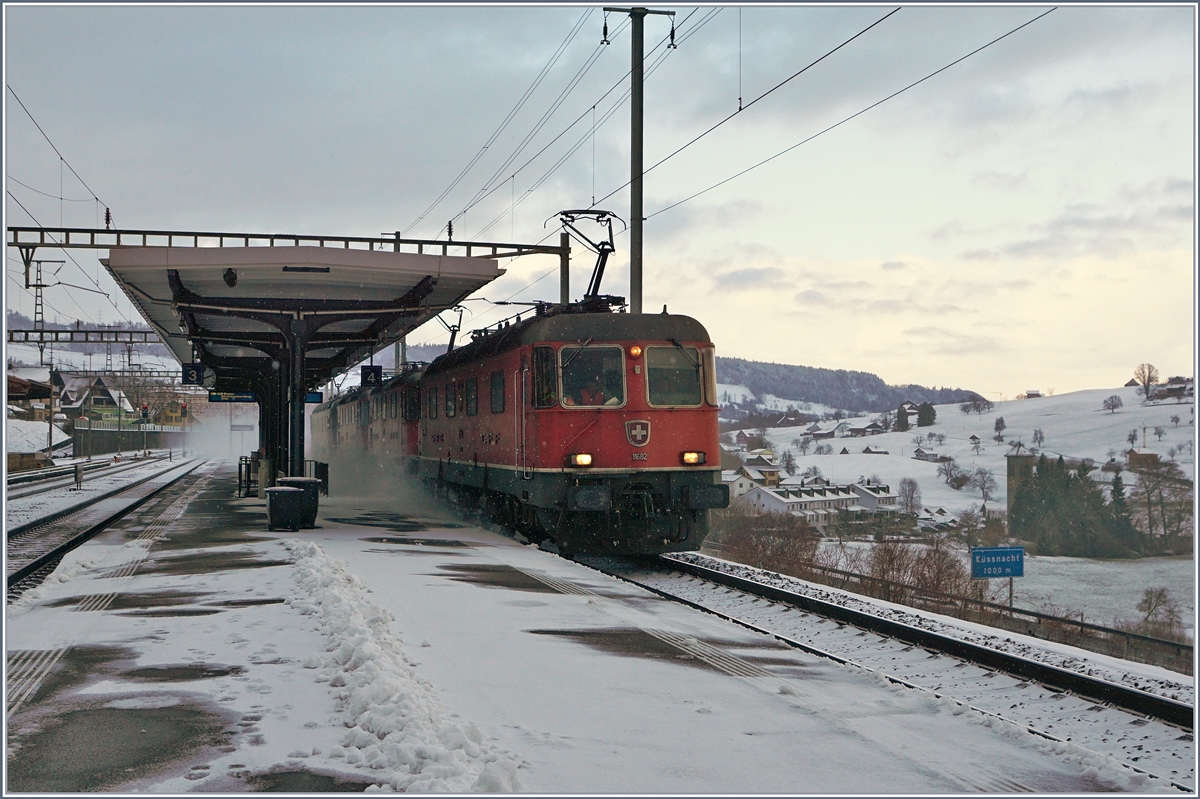 Etliche Re 6/6 und Re 4/4 II (mit der Spitzenlok Re 6/6 11682) erreichen bei Immensee den Kilometer Null der Gotthardbahn.
5. Jan 2017