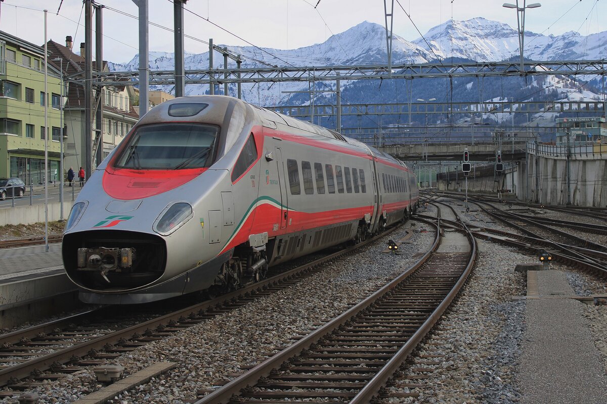 ETR 610-002b verlasst am 2 Jänner 2024 Spiez auf den Weg nach Milano Centrale und wird vom Bahnsteig fotografiert.
