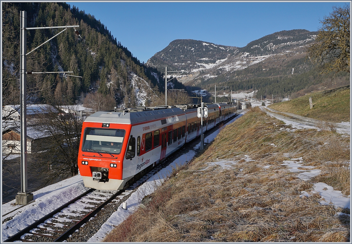 Etwas ausserhalb von Le Châble strahlte bereits die Sonne (wenn auch von der falschen Seite), als der RegionAlps Regionalzug 26110 bestehend aus zwei RegionAlps/TMR RABe 525 das Einfahrvorsignal von Le Châble passierte.

9. Februar 2020