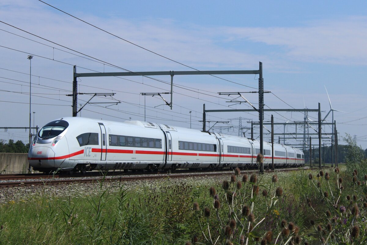 Etwas besonderes auf die Betuwelinie: wegen Bauarbeiten zwischen Utrecht Centraal und Arnhem wurde der ICE Amsterdam--Frankfurt (Main) umgeleitet über die BR und durchfahrt 408 003 den 5 August 2024 Valburg wo sie vom offenbarer Weg fotografiert wurde.