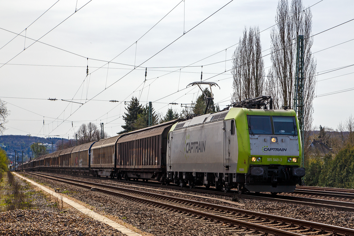 
Etwas im Gegenlicht.....
Die 185 549-3 (91 80 6185 549-3 D-CTD) der Captrain Deutschland GmbH fährt am 12.04.2015 mit einem Ganzzug durch Unkel Richtung Norden. 

Die TRAXX F140 AC1 (BR 185.1) wurde 2005 bei Bombardier in Kassel unter der Fabriknummer 33737 gebaut. Eigentümer der Lok ist die VC Holding SAS (Clichy bei Paris).