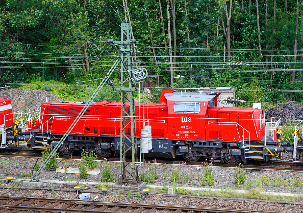 
Etwas hinter einem Mast versteckt..........
Die 265 023-2 (92 80 1265 023-2 D-DB), eine Voith Gravita 15L BB der DB Schenker Rail AG, abgestellt am 26.07.2015 in Kreuztal. 

Die Lok wurde 2013 von Voith in Kiel unter der Fabriknummer L04-18024 gebaut und an die DB Schenker geliefert. 

Die Loks vom Typ Gravita 15L BB haben einen Leistung von 1.800 kW und habe somit 800 kW mehr Leistung als eine Gravita 10 BB. Zudem sind sie über 1m länger als die kleine Schwester.
