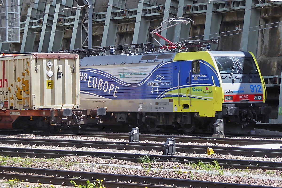 Etwas Versteckt steht Lok 189 912 von Lokomotion mit ihrem Güterzug am Brenner, sie wird kurz vor unserer Abfahrt auch mit ihrem Zug in Richtung Italien den Bahnhof verlassen. 10.06.2025