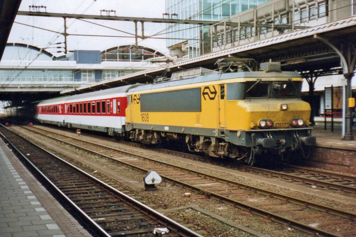 EuroCity 'BONIFATIUS' mit NS 1608 steht am 24 Augustus 1997 in Utrecht CS. 