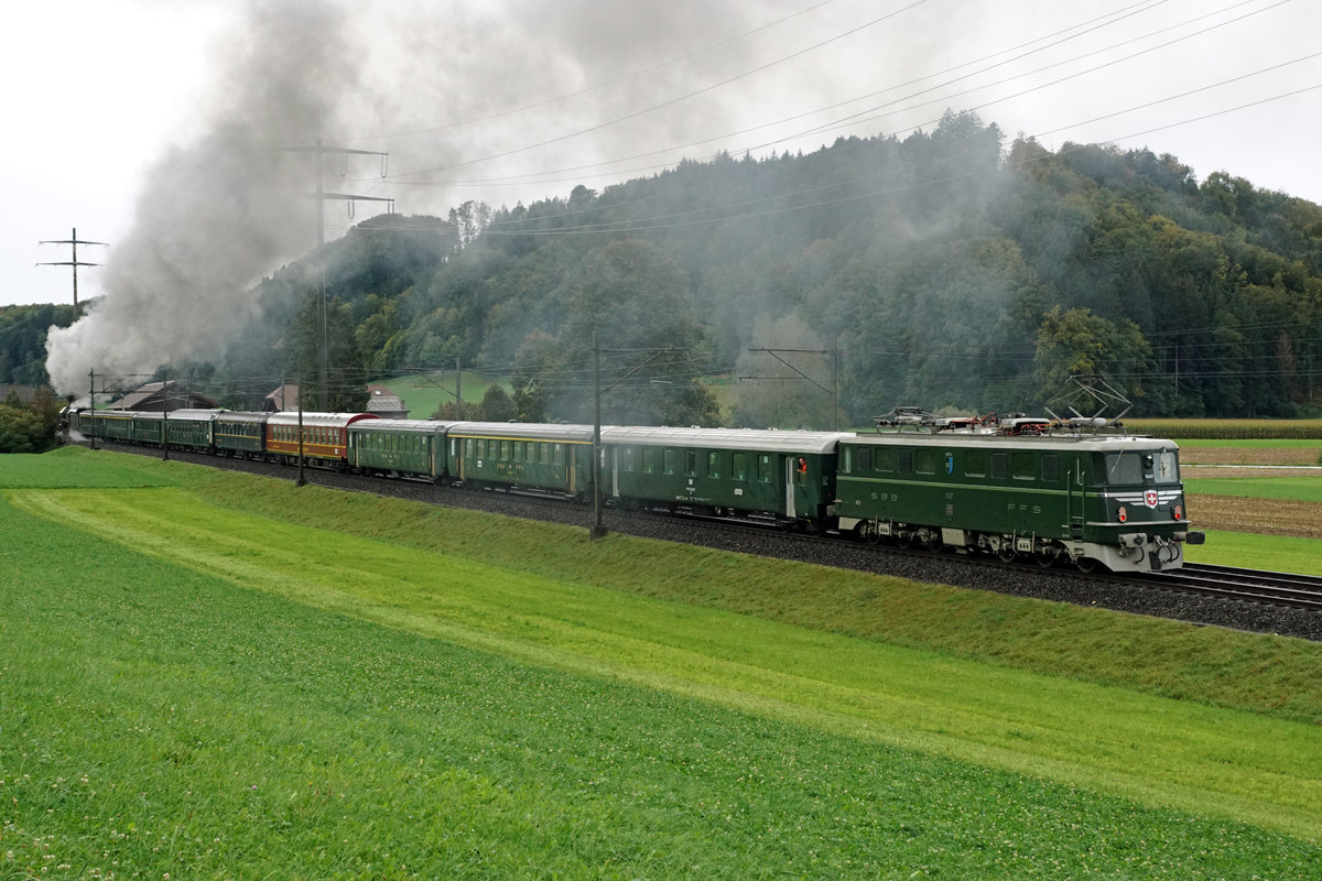 Eurovapor Westschweiz-Rundfahrt vom 3. Oktober 2020.
Die Die Kantonslok Ae 6/6 11407  Aargau  als Heizlok auf der alten Strecke bei Wynigen in strömendem Regen und bei sehr schlechten Lichtverhältnissen am 3. Oktober 2020.
Geführt wurde dieser Sonderzug von der ehemals in Frankreich eingesetzte Dampflok  Mikado  141 R 1244.
Foto: Walter Ruetsch 

