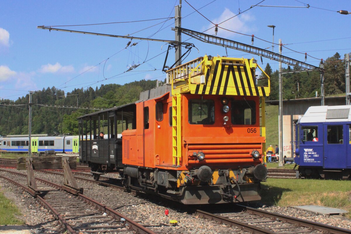 Ex-BLS TRaktor 225 056 zieht ein Reisewagen aus Sümiswald-Grünen nach Wasen in Emmental am 18 Mai 2025 während das Spektakel  150 Jahre Emmentalbahn . 