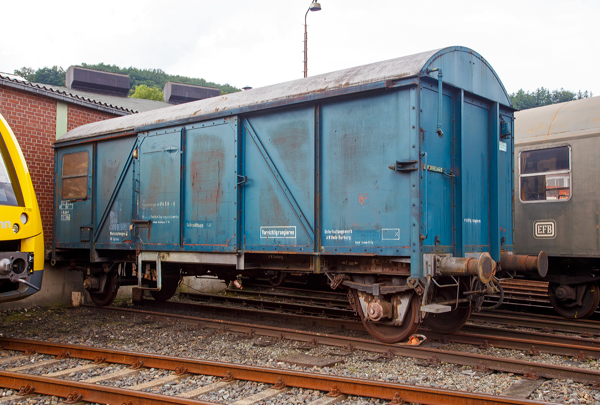 
Ex DB Bahnhofswagen-Nr. 654 5 6 – 6, ex DB 40 80 9455 531-1, Werkstattwagen 611, BD Köln Glb Opladen, Schweißtrupp 1581, ex gedeckter Güterwagen der Gattung Glms 207, am 26.08.2017 im Südwestfälischen Eisenbahnmuseums in Siegen.

TECHNISCHE DATEN: 
Länge über Puffer: 10.000 mm
Achsabstand: 7.000 mm
Eigengewicht: 10.370 kg
Höchstgeschwindigkeit: 80 km/h 
Max. Zuladung 18 t
