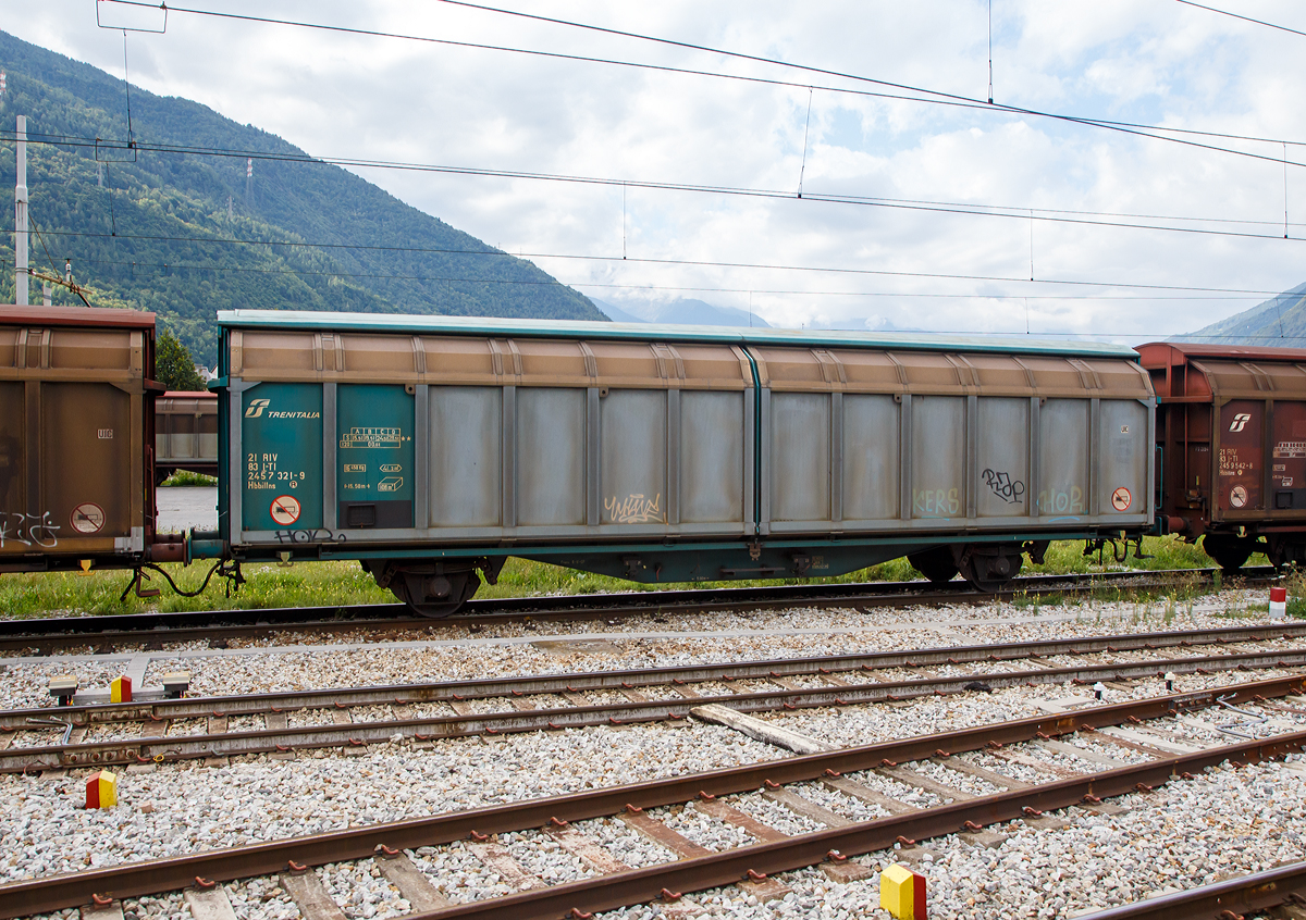 Ex FS zweiachsiger, großräumiger Schiebewandwagen 21 83 245 7 321-9 I-TI, der Gattung Hbbillns, der Trenitalia, am 14.09.2017 im Bahnhof Tirano. Hier in Tirano werden die Wagen mit Mineralwasser beladen und gehen in die Welt.

TECHNISCHE DATEN:
Spurweite: 1.435 mm
Länge über Puffer : 15.500 mm
Achsabstand:  9.000 mm
Eigengewicht: 16.450 kg
Ladefläche: 41,2 m²
Rauminhalt: 108,0 m³
Max. Zuladung: 28,5 t (ab Streckenklasse D)
Höchstgeschwindigkeit: 100 km/h (beladen) / 120 km/h (leer)
Intern. Verwendungsfähigkeit: RIV
