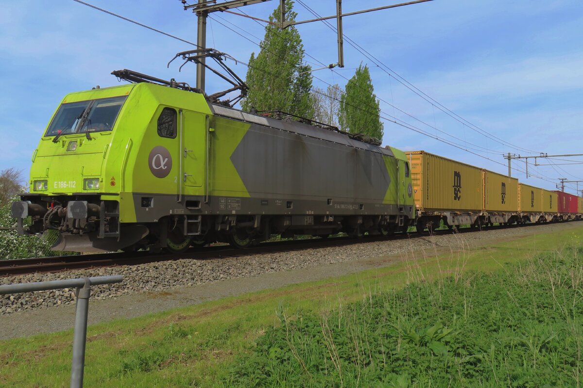 Ex-FYRA, ex-NS Reizigers, heute Alpha Trains Soldner in Dienst von  Medway: 1861 12 zieht ein umgeleiteter Neuss-KLVB nach Antwerpen durch Niftriuk und wird vom offenbarer Weg fotografiert.