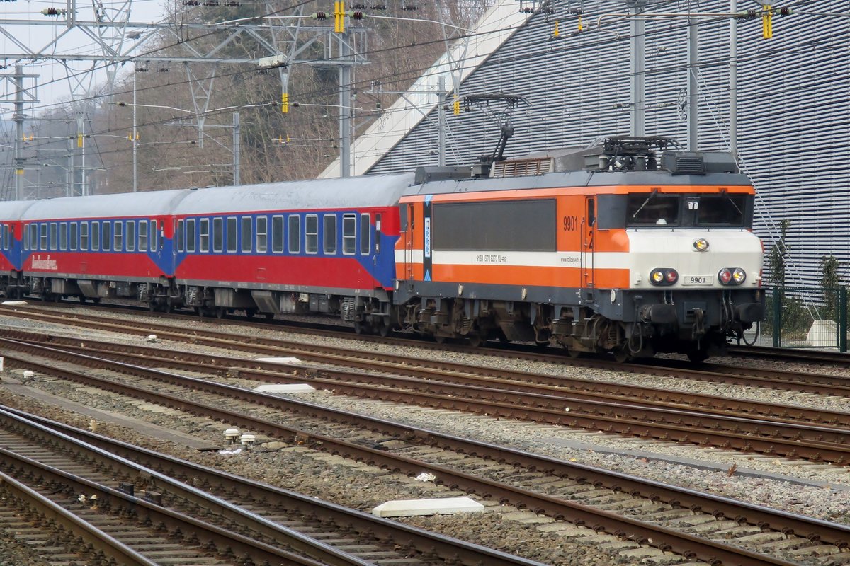 Ex-LOCON 9901 treft am 4 M�rz 2018 mit ein Alpen-Express in Arnhem Centraal ein. 