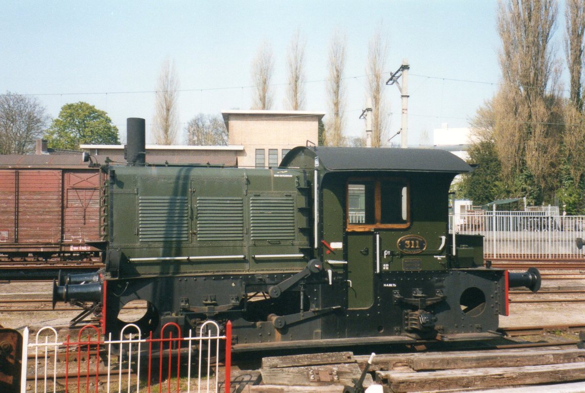 Ex-NS 311 steht ins NSM in Utrecht-Maliebaan am 26 Dezember 2004.