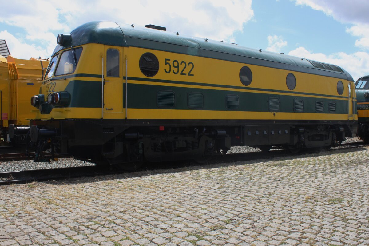 Ex-SNCB 5922 steht am 6 Juli 2024 in Baasrode Noord bei der Ausstellung für  Scheldeland in Stoom  von der Stoomtrein Dendermonde-Puurs organisiert. 