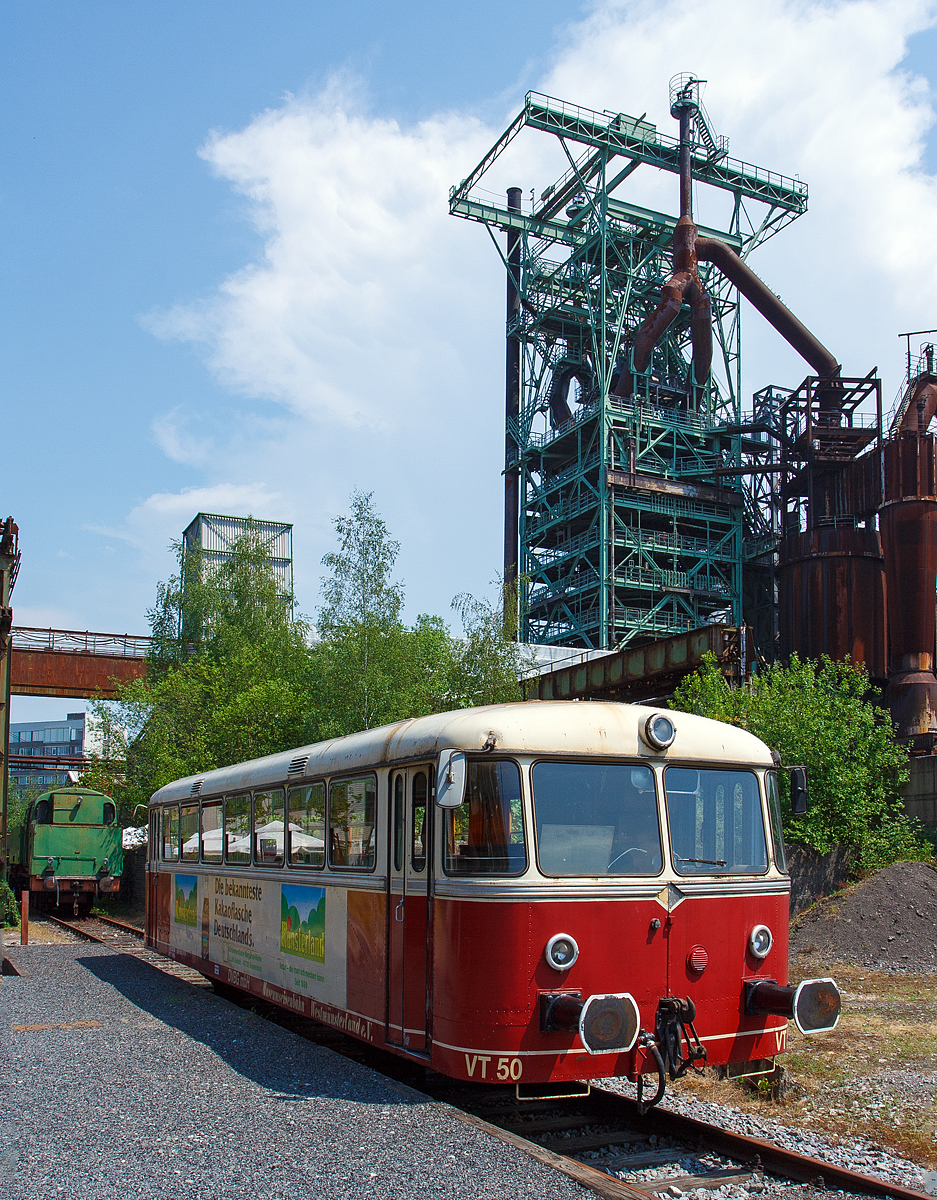 
Ex VT 50 der HKB - Hersfelder Kreisbahn am 05.06.2011 im LWL-Industriemuseum Henrichshütte in Hattingen. Der Triebwagen wurde 1955 unter der Fabriknummer 60229 von der Waggonfabrik Uerdingen gebaut. Die Bauart ist ein VT98 mit einem Motor.  