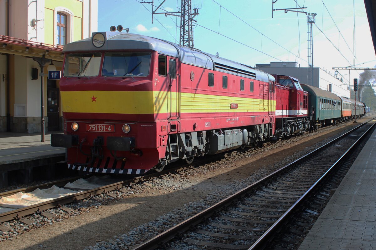 Ex-ZSSK 751 131 steht vor einer von zwanzig Sonderzüge am 28 September 2025 in Benesov u Prahy.