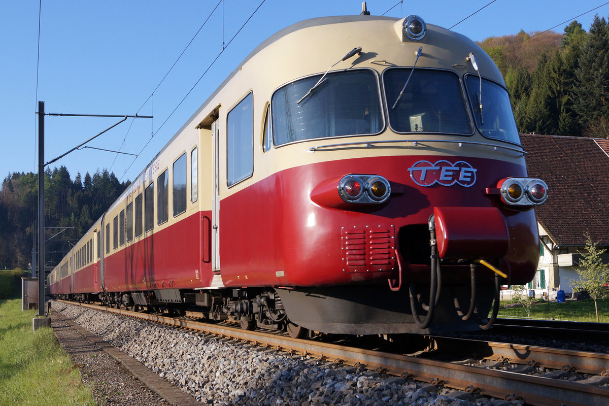 Extrazug vom 22. April 2017.
60 Jahre TEE-Domodossola 
SBB/SBB Historic: RAe 1053 unterwegs am frühen Morgen bei Wynigen.
Foto: Walter Ruetsch  