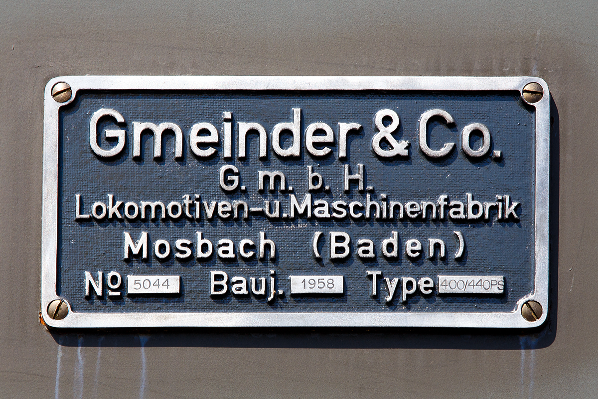 
Fabrikschild der Gmeinder 5044 eine ehemalige Diesel-Lokomotive der Bundeswehr  (Versorgungsnummer 2210-12-120-5653), am 05.07.2015 ausgestellt beim Erlebnisbahnhof Westerwald der Westerwälder Eisenbahnfreunde 44 508 e. V. hier war Museumstag.
