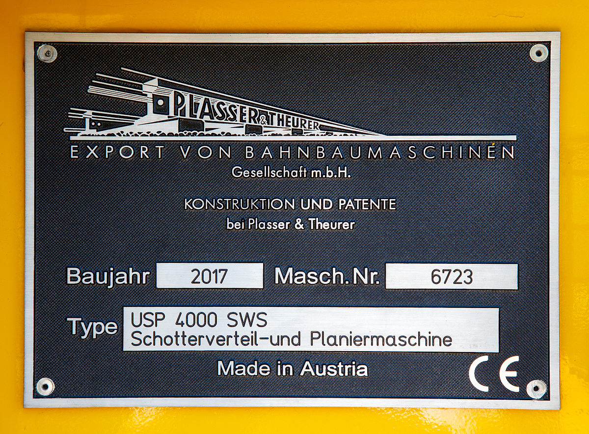 
Fabrikschild der neuen Plasser & Theurer Schotterverteil- und Planiermaschine USP 4000 SWS, Schweres Nebenfahrzeug-Nr. D-SPAG 99 80 91 25 012-1, der SPITZKE SE, präsentiert auf der iaf 2017 in Münster (hier am 01.06.2017).
