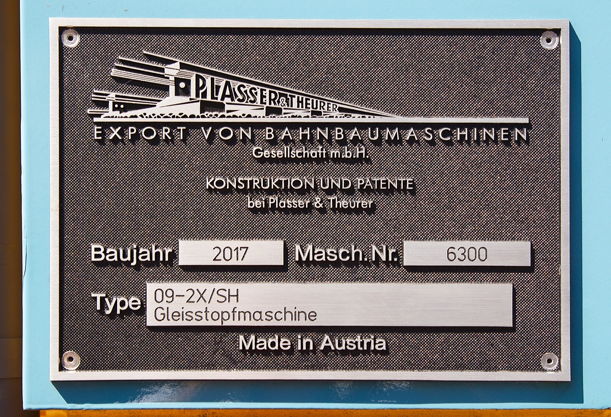 
Fabrikschild der Plasser & Theurer kontinuierliche 2-Schwellen-Stopfmaschine 09-2X/SH, präsentiert auf der iaf 2017 in Münster (am 01.06.2017). 