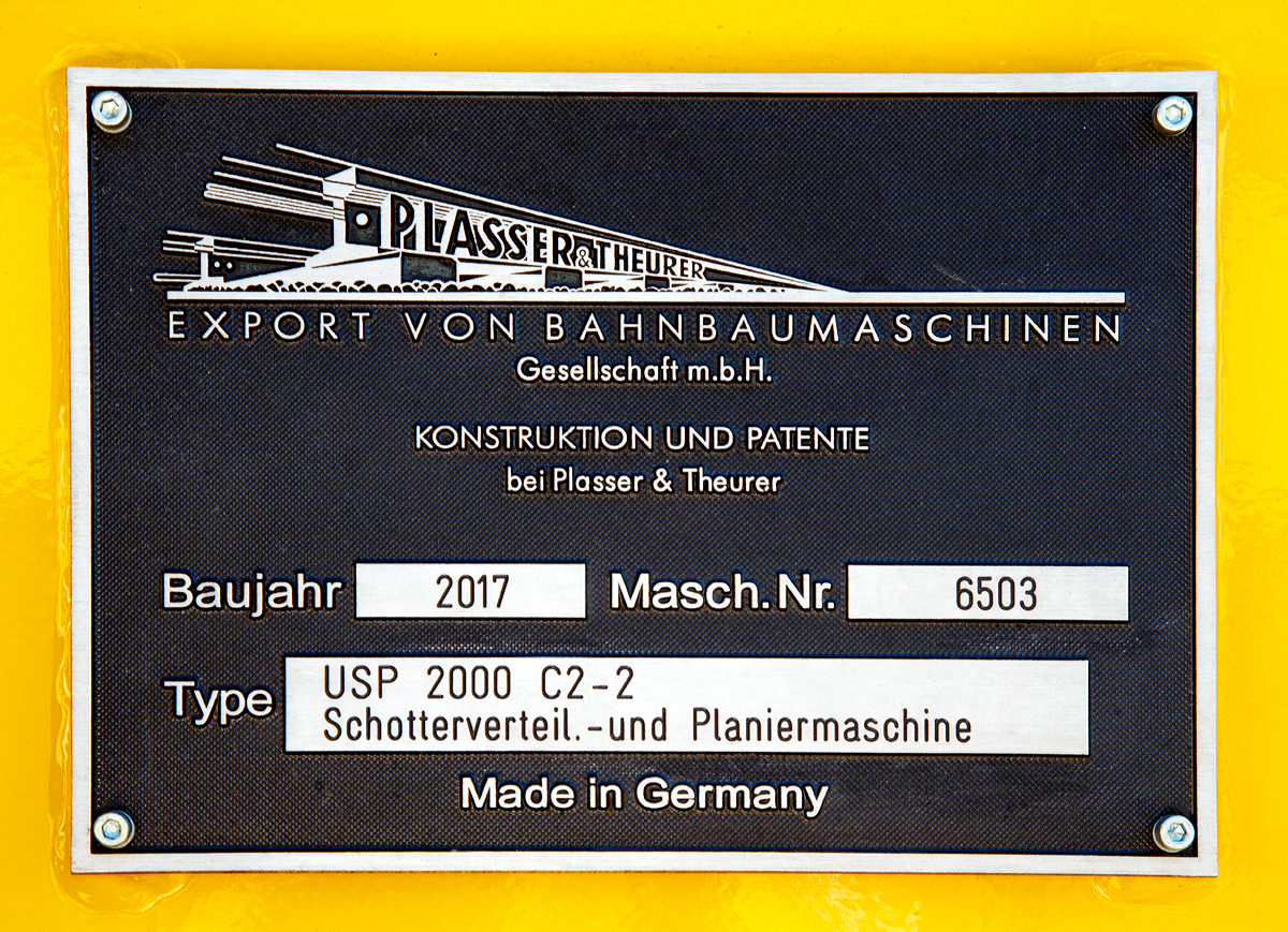 
Fabrikschild der Plasser & Theurer Schotterverteil- und Planiermaschine USP 2000-C2-2 der Eiffage Rail (NL der Eiffage Infra-Bau GmbH, Herne), Schweres Nebenfahrzeug Nr. D-ERD 99 80 9125 010-5, pr�sentiert auf der iaf in M�nster (am 01.06.2017).