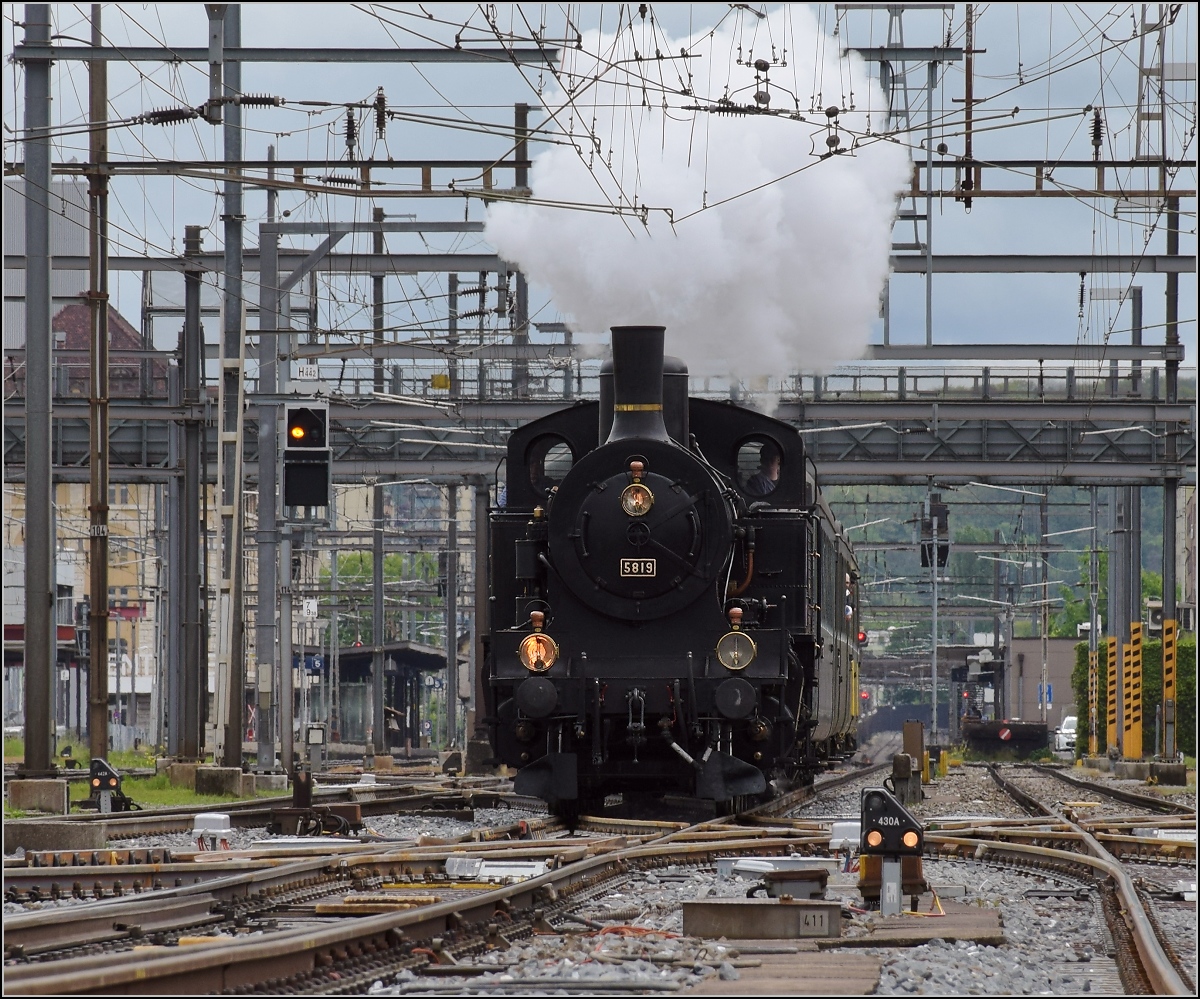 Fahrleitungsst�rung nannte sie die Veranstaltung, um an die Dampfreserve in Olten f�r solche F�lle zu erinnern. Durchfahrt des Sonderzugs in Pratteln mit Eb 3/5 3819. Die bekannte Stelle in der G�terstrasse sorgt f�r spannende Bilder. April 2019.