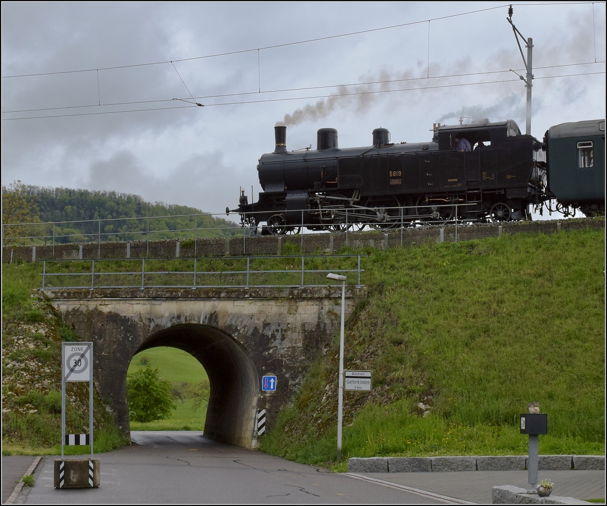 Fahrleitungsstörung nannte sie die Veranstaltung, um an die Dampfreserve in Olten für solche Fälle zu erinnern. Durchfahrt des Sonderzugs in Buckten mit Eb 3/5 3819. April 2019.