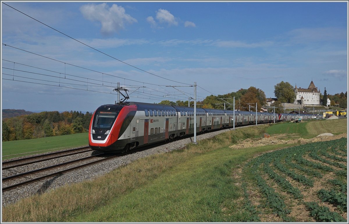 Fahrpläne und Wetterprognosen haben eines gemeinsam, sie stimmen nicht immer. Während bei erstem dies fast immer zu Verdruss führt, kann eine  falsche  Wetterprognosen durchaus erfreulich sein: statt bei  bewölkt mit einsetzendem Regen  konnte ich den IC1 714 von St.Gallen nach Genève Aéroport bei Oron bei windigen Sonnenschien fotografieren. Die SBB  Twindexx  RABe 502 213-7 und RABDe 009-9 (Stadt St.Gallen) bilden den langen Zug. Im Hintergrund ist das Schloss von Oron zu sehen und links im Bild eine Baustelle, welcher dieser Fotostelle künftig wohl kaum zum Vorteil gereichen wird.

22. Okt. 2020